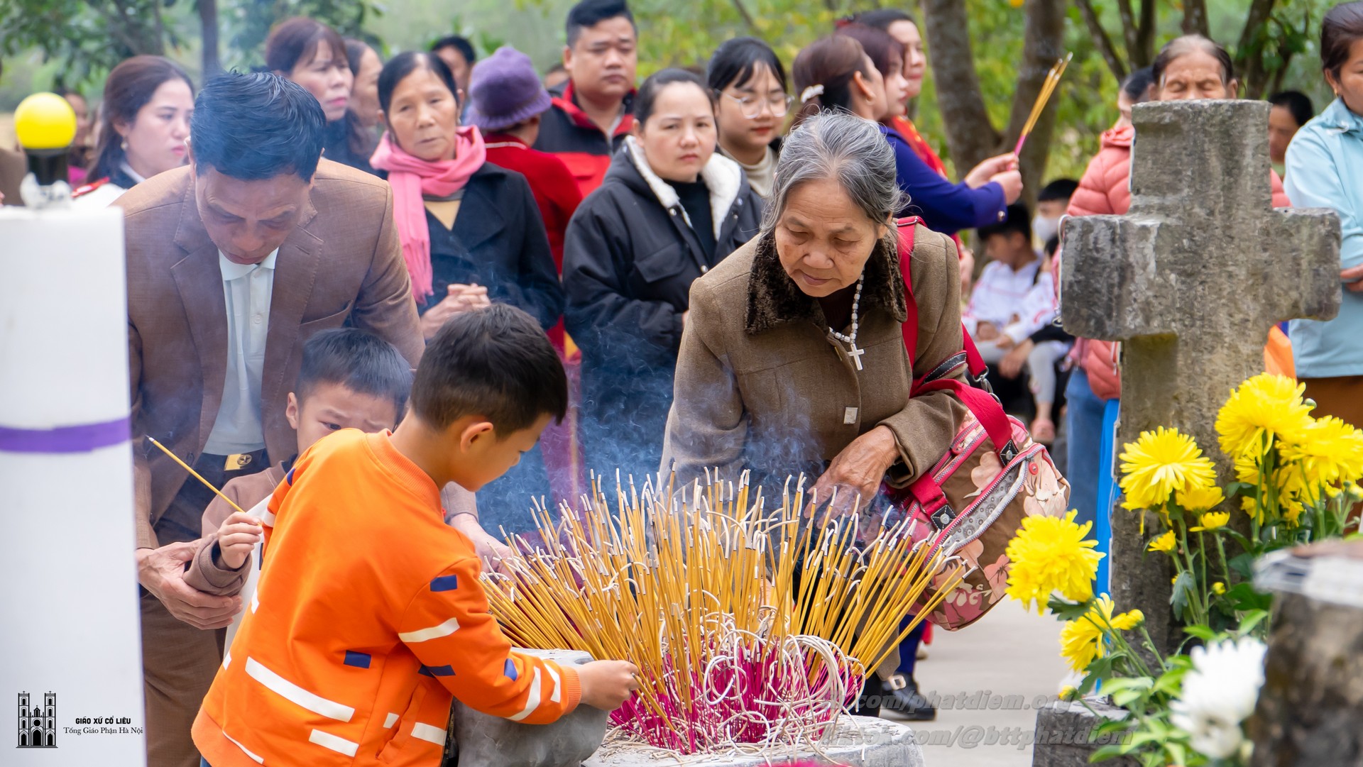 Viếng mộ Đức cha Retord Liêu nhân dịp đầu Xuân